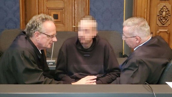 Der Angeklagte mit seinen Anwälten. © NDR Foto: Andreas Frost
