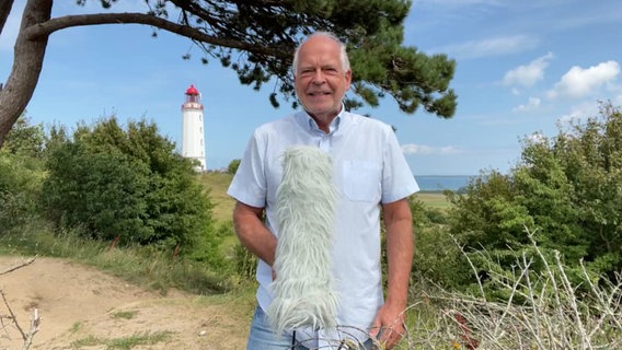 Thomas Globig präsentiert das Wetter auf Hiddensee. © NDR Foto: NDR