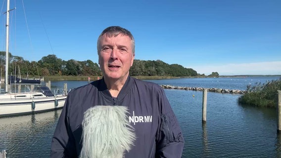 Uwe Ulbrich  präsentiert das Wetter von der Insel Hiddensee. © NDR Foto: NDR