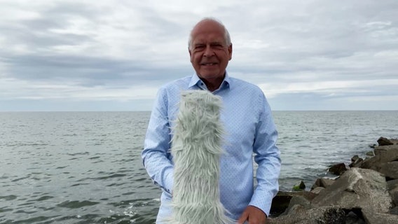 Thomas GLobig steht mit einem Mikro vor der Ostsee und moderiert das Wetter für den 2. Juli 2024 © Screenshot 