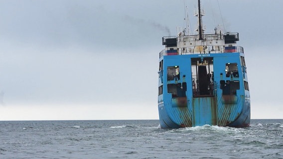 Ein augenfällig maroder Tanker ist auf der Ostsee unterwegs. © Screenshot 