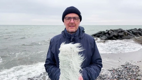 Stefan Kreibohm steht am 18. Dezember dick eingepackt auf Hiddensee und präsentiert das MV-Wetter. © Screenshot 