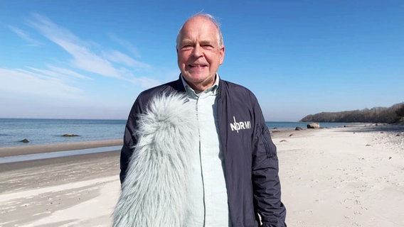 Thomas Globig am Strand von Hiddensee, sagt das Wetter für Freitag in MV voraus. © Screenshot 