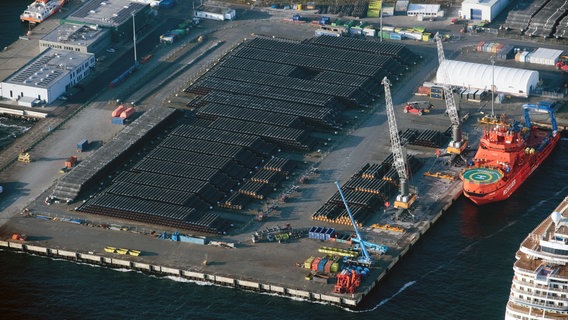 Im Hafen von Mukran auf Rügen lagern noch Rohre für die Ostseepipeline Nord Stream 2. © dpa-Bildfunk Foto: Stefan Sauer/