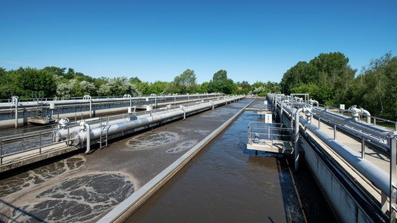 Sprudelndes Abwasser in den Becken der Rostocker Kläranlage. © Nordwasser 