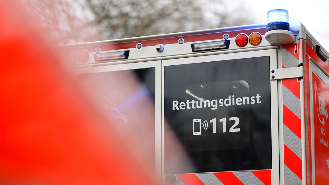 Ein Rettungswagen mit der Aufschrift 112 in Nahaufnahme
