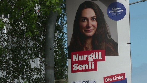 Wahlplakate verschiedener Parteien hängen an den Laternenpfählen einer Ausfallstraße in Schwerin. © NDR MV Foto: Screenshot NDR MV