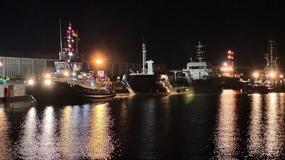 Der Öltanker "Annika" liegt nachts im Rostocker Schüttguthafen. © NDR Foto: Denis Mollenhauer