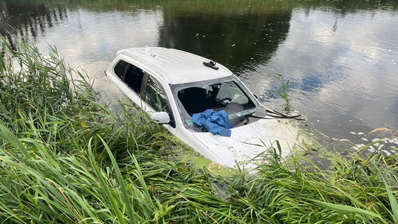 Ein Auto mit zerbrochener Frontscheibe schwimmt im Fluss Uecker. © Christopher Niemann Foto: Christopher Niemann