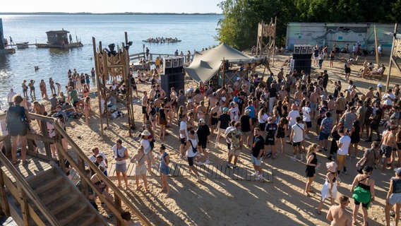 Junge menschen tanzen an einem Strand auf dem Pangea Festival in Pütnitz (MV) © picture alliance/dpa Foto: Stefan Sauer / picture alliance/dpa