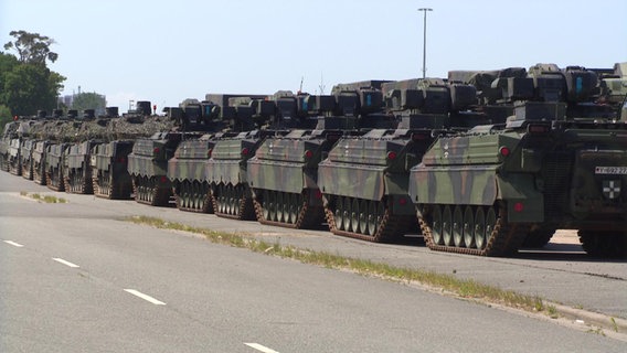 Militärfahrzeuge stehen auf einem Gelände im Überseehafen Rostock. Sie sollen für eine Militärübung in Litauen auf Fähren verladen werden © NDR Foto: NDR