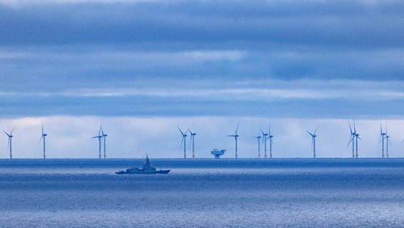 Ein Marineschiff patrouilliert vor dem Windpark "Wikinger" auf der Ostsee vor der Insel Rügen. © picture alliance / Jens Koehler | Jens Koehler Foto: picture alliance / Jens Koehler | Jens Koehler