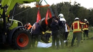 Feuerwehrleute retten ein Pferd aus einem Graben. © Freiwillige Feuerwehr Hohenkirchen Foto: Freiwillige Feuerwehr Hohenkirchen