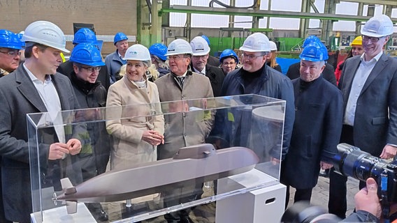 Verteidigungsminister Boris Pistorius und MV-Ministerpräsidentin Manuela Schwesig in einer Werft in Wismar. © NDR 