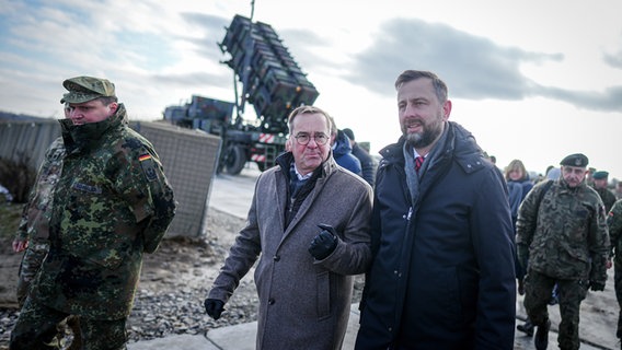 Boris Pistorius (M, SPD), Bundesminister der Verteidigung, und sein Amtskollege Wladyslaw Kosiniak-Kamysz (r) gehen an einer Flugabwehrstellung vom Typ Patriot vorbei. © Kay Nietfeld/dpa +++ dpa-Bildfunk +++ Foto: Kay Nietfeld/dpa +++ dpa-Bildfunk +++