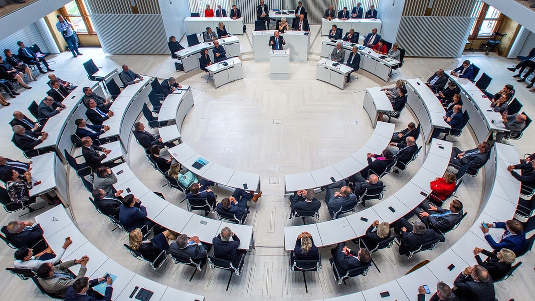Der scheidende Bundestagspräsident Norbert Lammert hielt die Festrede im neuen Plenarsaal des Landtages Mecklenburg-Vorpommern