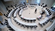 Der fast leere Plenarsaal im Landtag von Mecklenburg-Vorpommern. © dpa Foto: Jens Büttner