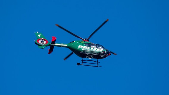 Ein Polizeihubschrauber fliegt, im Hintergrund blauer Himmel © dpa-Bildfunk Foto: Stefan Sauer