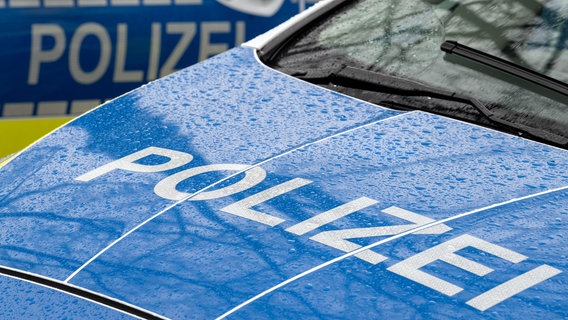 Der Schriftzug "Polizei" auf der Kühlerhaube eines Autos. © dpa Foto: Soeren Stache