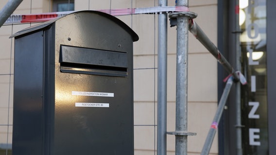 Ein dunkelgrauer Briefkasten, der vor dem Wismarer Polizei Gebäude steht. © NDR Foto: Christoph Woest