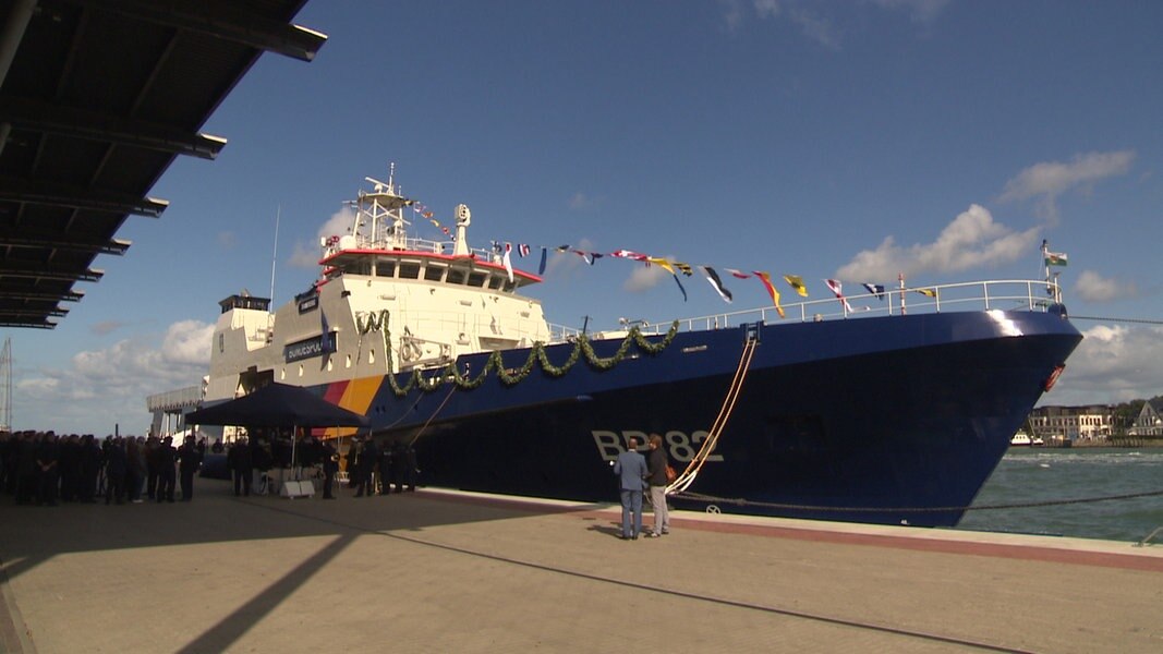 Warnemünde: Neues Polizeischiff getauft | NDR.de - Nachrichten