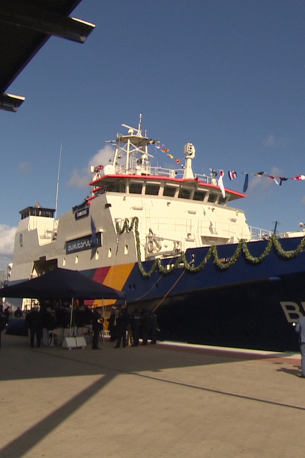 Warnemünde: Neues Polizeischiff getauft | NDR.de - Nachrichten