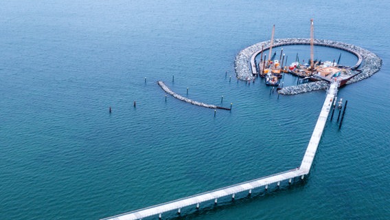 Mit Kranen und Baggern wird auf der Baustelle des zukünftigen Inselhafens in der Ostsee gearbeitet. (Luftaufnahme mit einer Drohne) Der Inselhafen wird den Nothafen auf der Halbinsel Fischland-Darß-Zingst ersetzen © dpa Bildfunk Foto: Jens Büttner