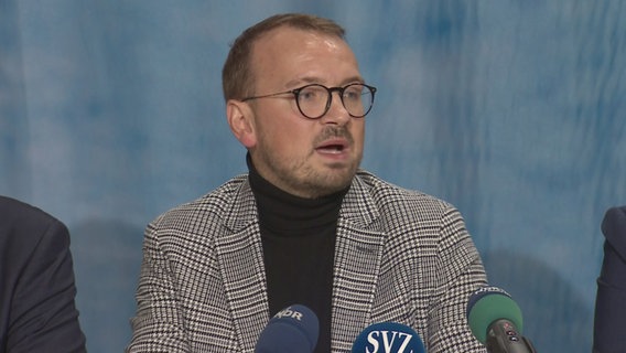 Landrat Stefan Sternberg bei einer Pressekonferenz. © NDR 