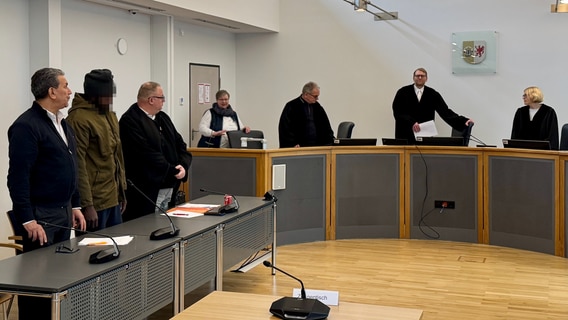 Prozessauftakt vor dem Landgericht Neubrandenburg gegen einen 34-Jährigen wegen versuchtem Totschlag und Vergewaltigung © NDR Foto: Benedikt Bathe NDR