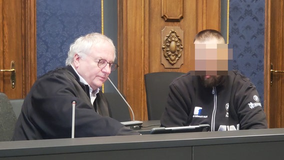 Ein Angeklagter sitzt neben seinem Anwalt auf der Anklagebank im Landgericht Schwerin. © Andreas Frost Foto: Andreas Frost