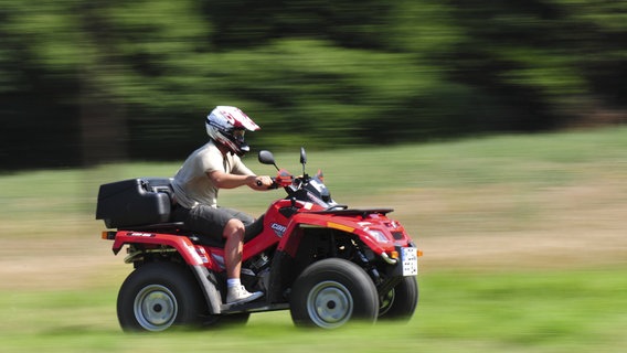 Quadfahrer fährt über eine Wiese. © IMAGO / blickwinkel Foto: IMAGO / blickwinkel