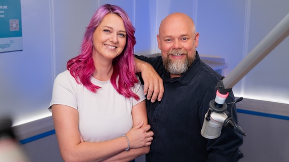 Moderatorin Dania Behm und Moderator Stefan Kuna von der Stefan Kuna Show bei NDR 1 Radio MV © NDR Foto: Jan Baumgart