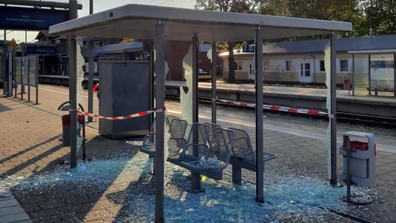 Bislang noch unbekannte Randalierer haben den Bahnhof in Bergen auf der Insel Rügen verwüstet. © Bundespolizeiinspektion Stralsund Foto: Bundespolizeiinspektion Stralsund