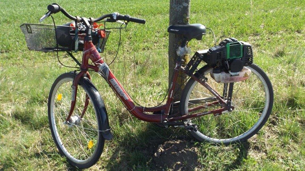 Polizei stoppt Radfahrer mit Rasenmähermotor NDR.de