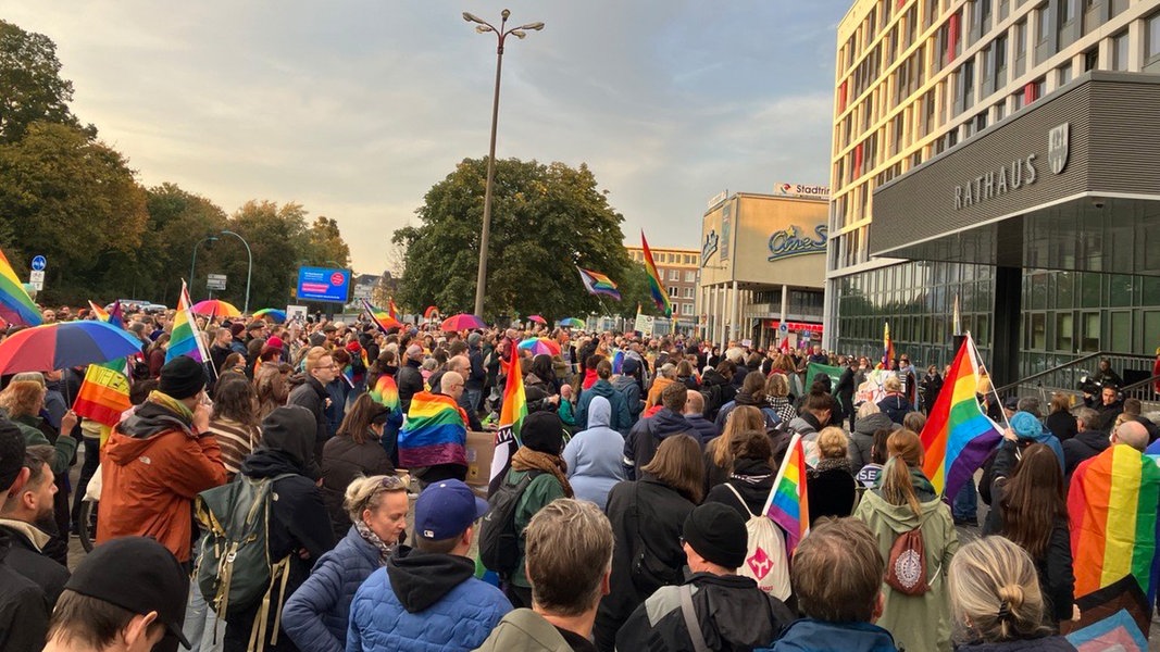 Gegen Verbot der Regenbogenflagge: Protestaktion in Neubrandenburg