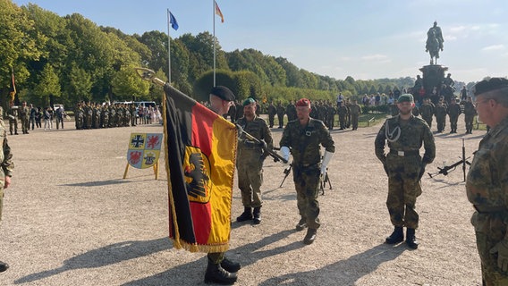 Im Schweriner Schlossgarten ist das Heimatschutzregiment 4 der Bundeswehr feierlich in Dienst gestellt worden. © NDR Foto: Christoph Kümmritz