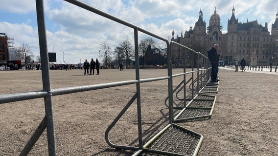 Auf dem alten Garten vor dem Schweriner Schloss laufen die Vorbereitungen für eine Demonstration von sogenannten Reichsbürgern. © NDR.de Foto: NDR.de/Andreas Lussky