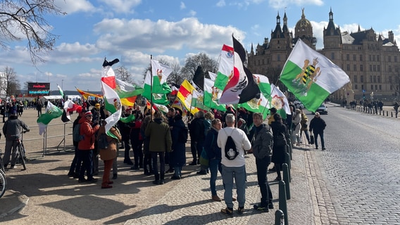 Auf dem alten Garten vor dem Schweriner Schloss laufen die Vorbereitungen für eine Demonstration von sogenannten Reichsbürgern. © NDR.de Foto: NDR.de/Andreas Lussky