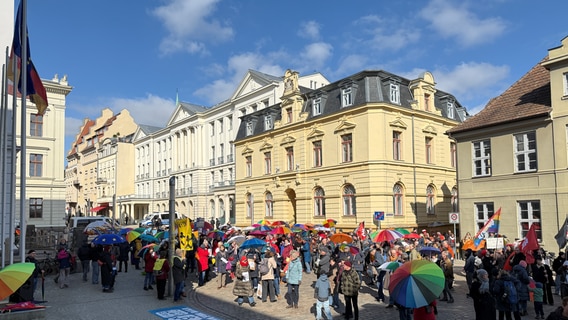 Vor der Schweriner Staatskanzlei laufen die Vorbereitungen für eine Gegendemonstration gegen die Versammlung von sogenannten Reichsbürgern. © NDR.de Foto: NDR.de/Andreas Lussky