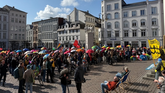 Die Gegendemonstration des Bündnisses "Schwerin für alle" demonstriert auf dem Marktplatz gegen die Versammlung von sogenannten Reichsbürgern. © NDR.de Foto: NDR.de/Andreas Lussky