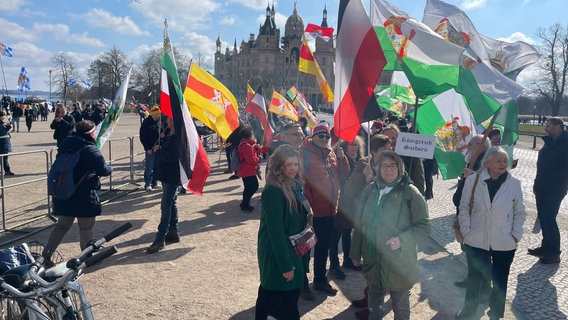 Auf dem alten Garten vor dem Schweriner Schloss findet eine Demonstration von sogenannten Reichsbürgern statt. © NDR.de Foto: NDR.de/Andreas Lussky