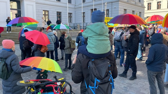 Die Gegendemonstration zur Kundgebung der sogenannten Reichsbürger beginnt vor der Staatskanzlei. © NDR.de Foto: NDR.de/Andreas Lussky