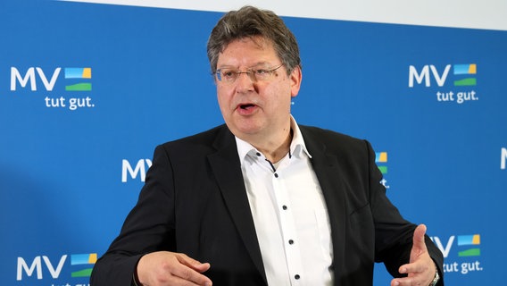 Wirtschaftsminister von Mecklenburg-Vorpommern, informiert nach einer Tagung der Landesregierung in Güstrow über eine Sitzung. © picture alliance/dpa Foto: Bernd Wüstneck