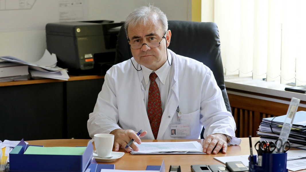 Emil Reisinger, Leiter der Abteilung für Tropenmedizin und Infektiologie der Unimedizin Rostock, in seinem Büro.