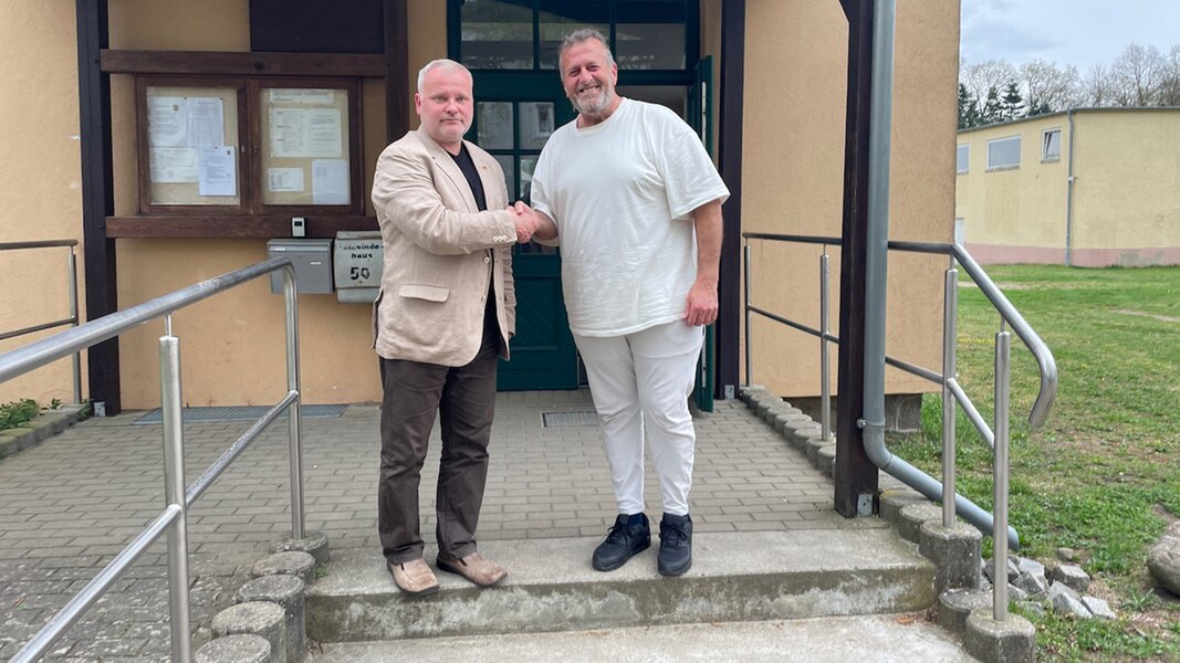Der Bürgermeister von Grabowhöfe, Enrico Malow, begrüßt Issa Remmo vor dem Gemeindezentrum.