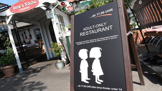 Ein Schild mit der Aufschrift ·Adult-Only Restaurant ...ab 17.00 Uhr bitte ohne Kinder unter 14" steht vor dem Eingang des Restaurants "Oma's Küche". © dpa Bildfunk Foto: Stefan Sauer