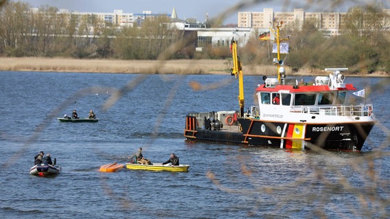 Rettungseinsatz auf der Rostocker Unterwarnow wegen eines gekenterten Angelbootes. © Stefan Tretropp Foto: Stefan Tretropp