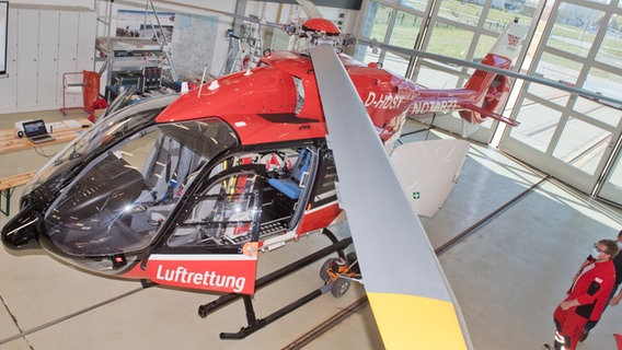 Ein Rettungshubschrauber vom Typ Airbus Helicopters H145 der Deutschen Rettungsflugwacht (DRF) steht im Hangar auf dem Flugplatz der Luftrettungsstation vor der Universitätsklinik Greifswald. © ndr.de Foto: Stefan Sauer