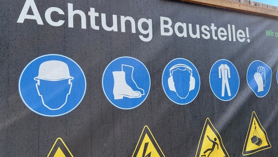 Ein Schild zeigt die Aufschrift "Achtung Baustelle!". © NDR Foto: Jürn-Jakob Gericke