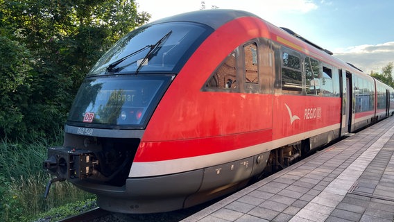 Ein Regionalzug der Deutschen Bahn steht an einem Bahnsteig. © NDR Foto: Jürn-Jakob Gericke